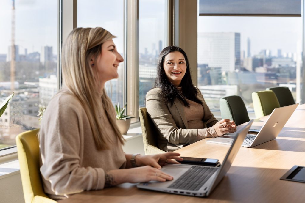 Centraal Bureau Huisartsenposten Rijnmond - ondersteunende stafdiensten zijn geregeld in contact met ketenpartners.