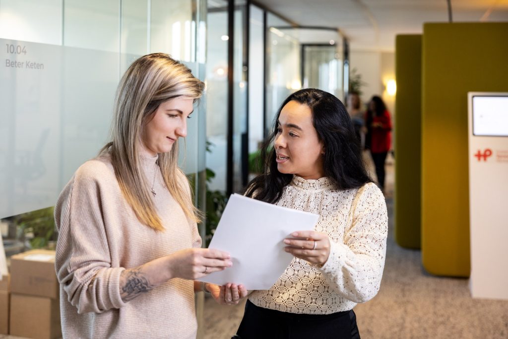Centraal Bureau Huisartsenposten Rijnmond - ondersteunende stafdiensten zorgen dat teams op de spoedlocaties hun werk kunnen doen.