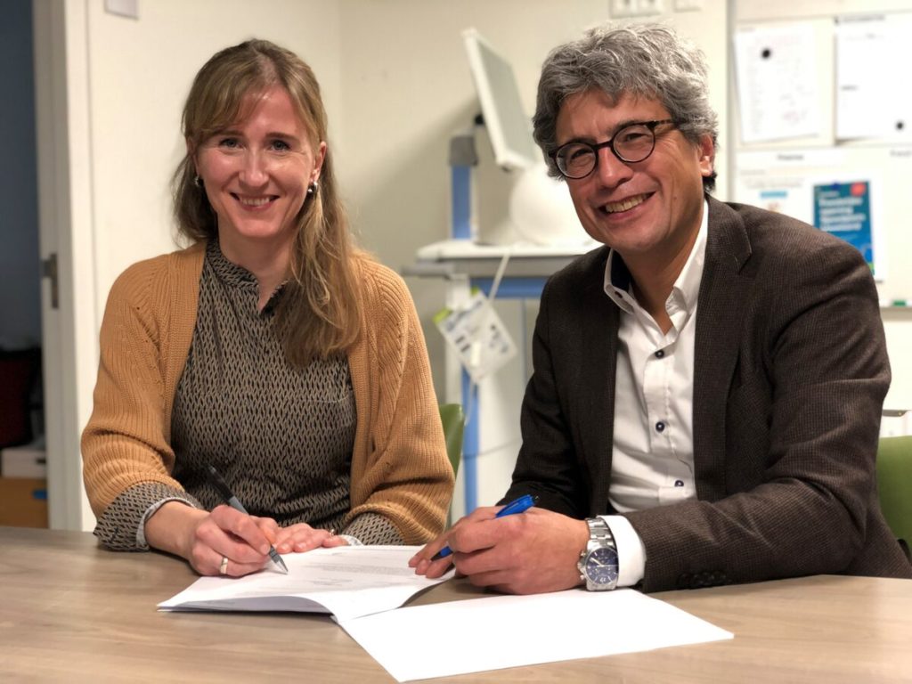 Lianne Boesten (IJsselland Ziekenhuis) en Steven Han (bestuurder Huisartsenposten Rijnmond) ondertekenen samenwerkingscontract. Januari 2024