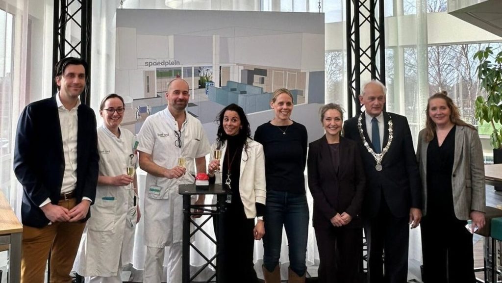 Officiële opening van Spoedplein IJsselland. Groepsfoto met burgemeester. Januari 2024.